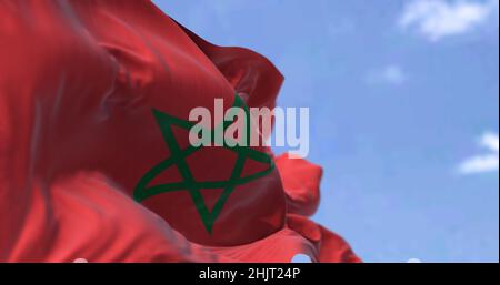 Detail der Nationalflagge Marokkos, die an einem klaren Tag im Wind winkt. Nordafrikanisches Land. Patriotismus. Selektiver Fokus. Stockfoto