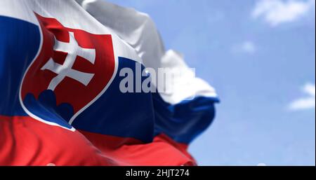 Detail der Nationalflagge der Slowakei, die an einem klaren Tag im Wind winkt. Demokratie und Politik. Patriotismus. Selektiver Fokus. Stockfoto