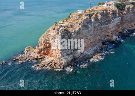 Drohnenfoto vom Kap Kaliakra in der südlichen Dobruja-Region der nördlichen bulgarischen Schwarzmeerküste Stockfoto