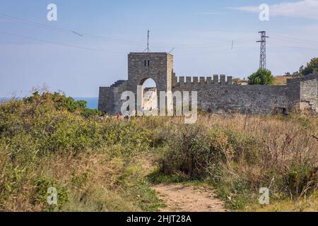 Festungsturmtor am Kap Kaliakra in der südlichen Dobrudscha-Region der nördlichen bulgarischen Schwarzmeerküste Stockfoto