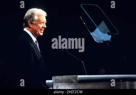 Der ehemalige US-Präsident Jimmy Carter macht am Dienstag, den 14. Juli 1992, auf der Democratic National Convention 1992 im Madison Square Garden in New York, New York, eine Rede. Kredit: Jim Colburn/Pool über CNP Stockfoto