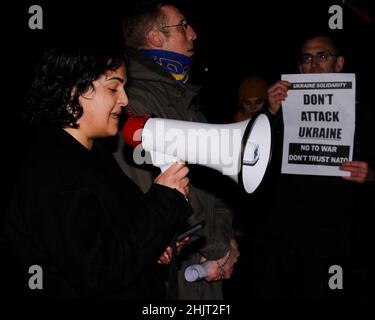 Ein Protestler hält eine Rede vor dem Millbank Tower in London, in der er zum Frieden zwischen Russland und der Ukraine aufruft. Auf dem Schild dahinter steht: „Ukraine solidarity. Greift die Ukraine nicht an. Nein zum Krieg. Vertrauen Sie der NATO nicht.“ 31st. Januar 2022. Anna Hatfield/Pathos Stockfoto