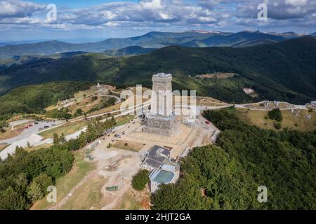 Drohnenansicht des Freiheitsdenkmals, das der Schlacht am Shipka-Pass auf dem Stoletov-Gipfel auf dem Shipka-Pass in der Balkangebirgskette, Bulgarien, gewidmet ist Stockfoto