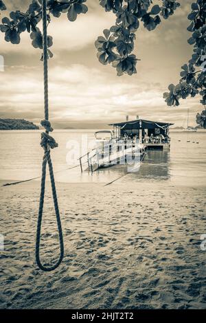 Ilha Grande Brasilien 23. November 2020 Schwarz-Weiß-Bild des erstaunlichen Mangrove-Strandes und Pouso-Strand mit Schwimmrestaurant und großen Booten Trop Stockfoto