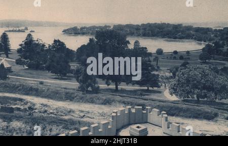 Neben Sydney Cove befindet sich eine Bucht namens Farm Cove. Rund um die Küste befinden sich das Gelände des Government House & Botanical Gardens. New South Wales (1923) Stockfoto