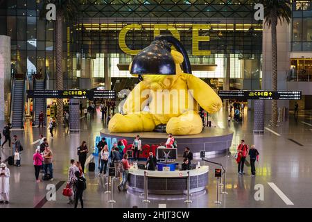 Doha, Katar - 4 2018. märz: Am Flughafen beim Lamp-Bear Stockfoto