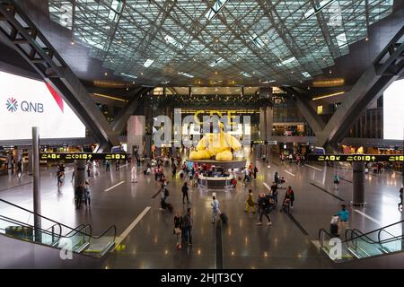 Doha, Katar - 4 2018. märz: Am Flughafen beim Lamp-Bear Stockfoto