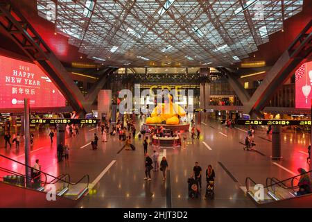 Doha, Katar - 4 2018. märz: Am Flughafen beim Lamp-Bear Stockfoto