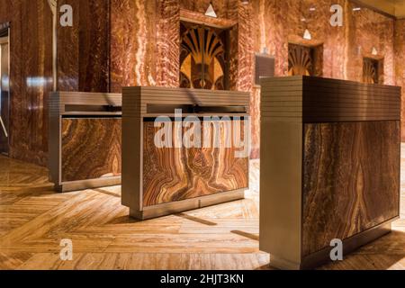 New York City, New York, USA - 12. August 2019: Inneneinrichtung aus Marmor und Holz des Chrysler-Gebäudes. Stockfoto