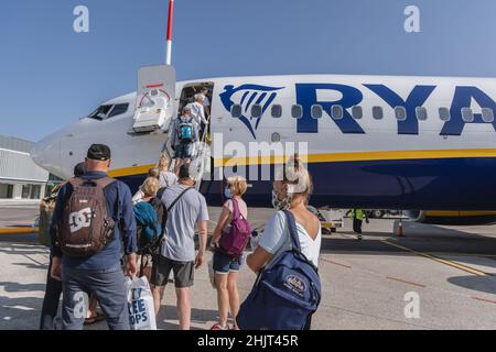 Ryanair Boeing 737-800-Flugzeug auf dem internationalen Flughafen Korfu Ioannis Kapodistrias auf der griechischen Insel Korfu, auch Kerkyra genannt, in der Stadt Korfu Stockfoto