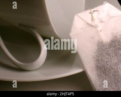 Teetasse mit Teebeutel schwarz und weiß Stockfoto