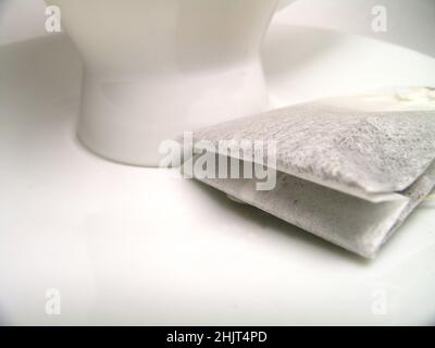 Teetasse mit Teebeutel schwarz und weiß Stockfoto