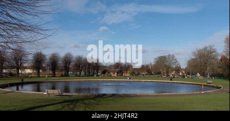 Newbury, Bekshire, England, Großbritannien. 2022. Bootssee und Spielplatz im Victoria Park, Newbury, Großbritannien im Winter. Stockfoto