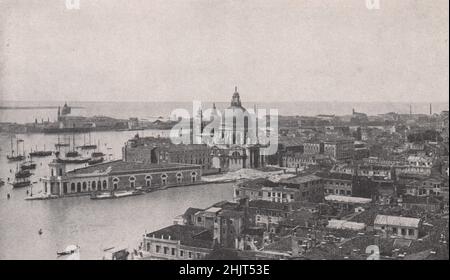 Am östlichen Ende des Canale Grande und der Kirche Santa Maria della Salute vom Campanile. Venedig (1923) Stockfoto