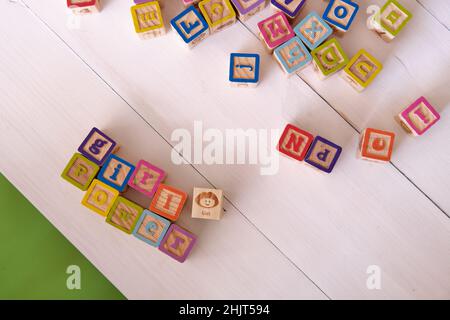 Word Girl Power auf Holzblock geschrieben. Holzwürfel mit bunten Buchstaben Stockfoto