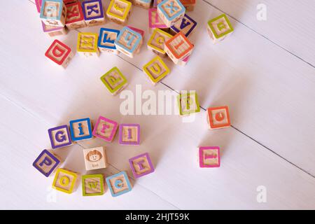 Word Girl Power auf Holzblock geschrieben. Holzwürfel mit bunten Buchstaben Stockfoto