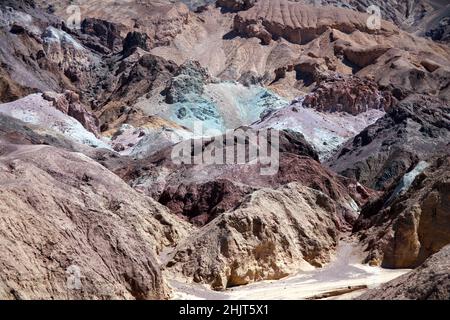 Die Farben der Wüste unter der heißen Sonne der Death Valley Desert in Kalifornien Stockfoto