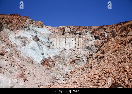 Die Farben auf den Artists Drive unter einem klaren blauen Himmel in der Death Valley Desert in Kalifornien Stockfoto