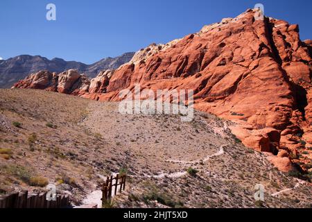 Der dramatische Schotterweg zu den Gipfeln des Red Rock Canyon in Nevada Stockfoto