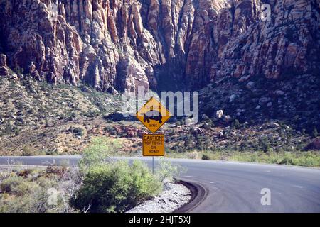 Vorsicht, die Schildkröten stehen auf dem Straßenschild im Red Rock Canyon in Nevada Stockfoto