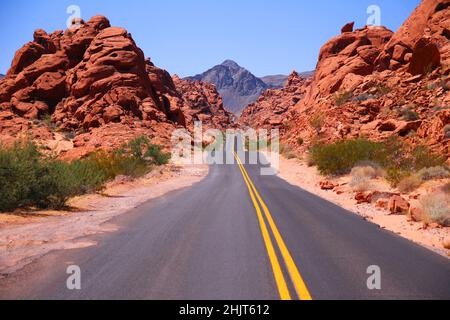 Die Unebenheiten der Straße in der Red Rocks Canyon des Valley of Fire in Nevada Stockfoto
