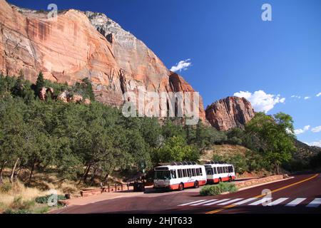 Der legendäre und traditionelle Shuttlebus bringt Menschen in den Zion National Park in Utah Stockfoto