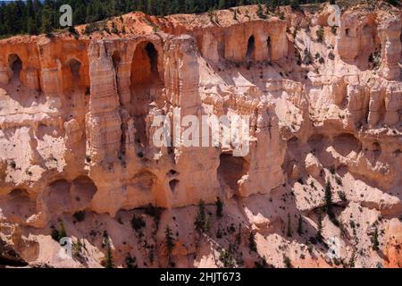 Nahaufnahme von Höhlen und Hoodoos des weltberühmten Bryce Canyon National Park in Utah Stockfoto