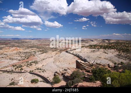 Panorama einer schwarzen Asphaltstraße, die sich um rosa und rote Felsen des Capitol Reef National Park in Utah dreht Stockfoto