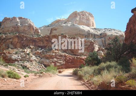 Ein Offroad-Abenteuer in einem engen, verlassenen Canyon im Capitol Reef National Park in Utah Stockfoto