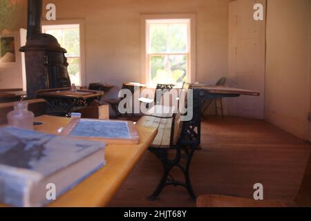 Im Inneren des Fruita Schoolhouse mit traditionellen Schreibtischen und Bänken in Utah Stockfoto