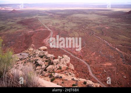 Die lange Straße, die die roten Länder von der Spitze der Moki Dugway in Utah überquert Stockfoto