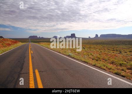 Die unendliche, gerade lange alte Straße zum Monument Valley in Utah Stockfoto