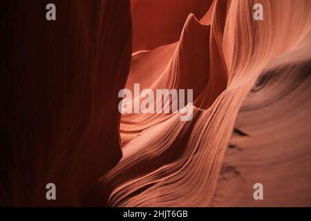 Die roten Felsen-Stalagmiten Formen sich im wilden Antelope Canyon in Arizona Stockfoto