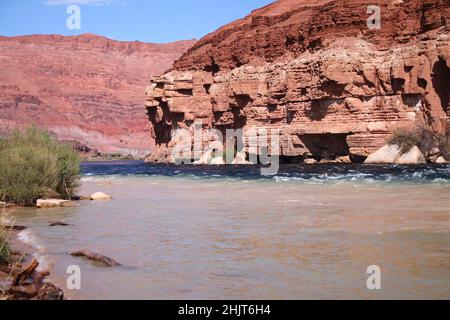 Die Kraft und die Farben des Wassers, das im Colorado River im Glen Canyon National Recreation Area in Arizona fließt Stockfoto