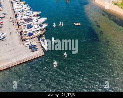 Antenne drone Foto von Teenagern auf kleine Segelboote in der Regatta im Mittelmeer smaragdgrünen Meer konkurrieren Stockfoto