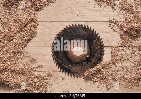 Schreinerei-Werkzeuge in Holzspangen auf Holzhintergrund aus Eichendielen mit expressiver Textur und natürlichem Muster Stockfoto