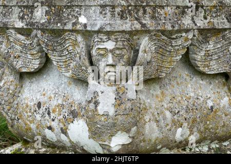 Geschnitzter Sarg-Grabstein mit Engelsköpfen in der St. Peter and St. Paul Church, Pettistree, Suffolk, Großbritannien Stockfoto