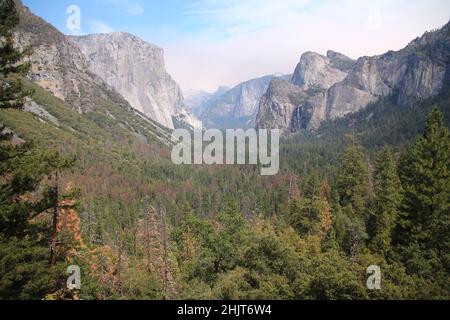 Das Yosemite National Park Valley mit der Asche des 2017 in Kalifornien ausgelassenen Feuers Stockfoto