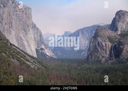 Das Yosemite National Park Valley mit der Asche des 2017 in Kalifornien ausgelassenen Feuers Stockfoto