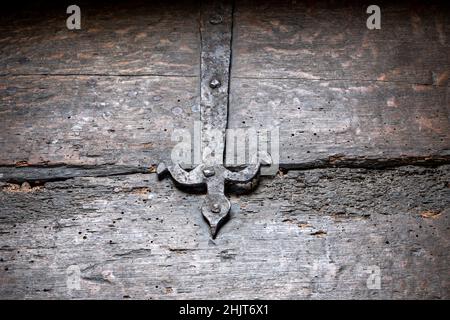 Holzkoffer in der St. Peter und St. Paul Kirche, Pettistree, Suffolk, Großbritannien Stockfoto