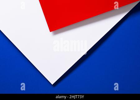 Rotes, weißes und blaues Papier mit seiner Textur. Abstrakter geometrischer Hintergrund Stockfoto