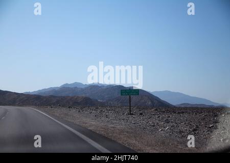 100 Meter unter dem Meeresspiegel Zeichen in der Mitte der Death Valley Wüste in Kalifornien Stockfoto