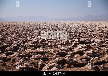 Die spektakulären Felsen und Salzformationen des Devils Golf Course in der Death Valley Wüste Stockfoto