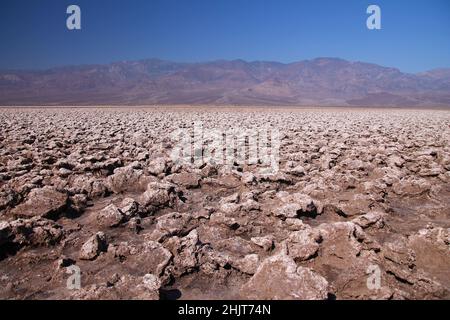 Die spektakulären Felsen und Salzformationen des Devils Golf Course in der Death Valley Wüste Stockfoto