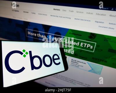 Smartphone mit Logo des amerikanischen Finanzunternehmens CBOE Global Markets Inc. Auf dem Bildschirm vor der Website. Konzentrieren Sie sich auf die Mitte links des Telefondisplays. Stockfoto