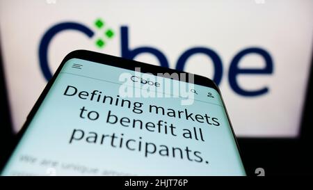 Mobiltelefon mit Website des US-Finanzunternehmens CBOE Global Markets Inc. Auf dem Bildschirm vor dem Logo. Konzentrieren Sie sich auf die obere linke Seite des Telefondisplays. Stockfoto