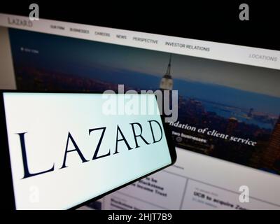 Mobiltelefon mit Logo des amerikanischen Finanzdienstleisters Lazard Ltd. Auf dem Bildschirm vor der Website. Konzentrieren Sie sich auf das Display des Telefons in der Mitte rechts. Stockfoto