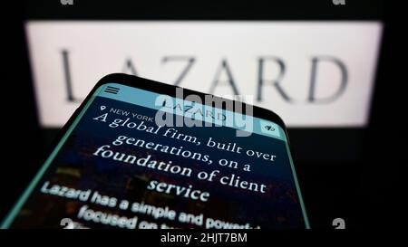 Smartphone mit Website des US-Finanzdienstleisters Lazard Ltd. Auf dem Bildschirm vor dem Unternehmenslogo. Konzentrieren Sie sich auf die obere linke Seite des Telefondisplays. Stockfoto