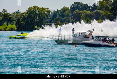 Das Detroit Hydroplane-Boot rast in einem verankerten Boot in der Nähe von Belle Isle an Fans vorbei Stockfoto