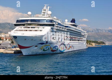 Das norwegische Star-Kreuzschiff dockte im Hafen von Split, Kroatien an Stockfoto